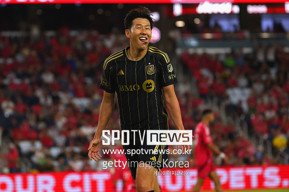 ▲ 이로써 손흥민(사진)은 LAFC 유니폼을 입은 지 약 6주 만에 8경기 8골 3도움이란 믿기 힘든 스탯을 누적했다. MLS 사무국도 “역대 최고 이적료 가치를 증명한 공격수”라며 극찬을 아끼지 않았다. 글로벌 스포츠 전문 매체 ‘디 애슬레틱’은 “애초 부앙가와 포지션이 겹칠 수 있다는 우려가 있었지만 지금은 오히려 서로의 장점을 배가시키는 최강 조합으로 자리 잡았다”며 “MLS 수비수에겐 가장 두려운 조합”이라 호평했다. 