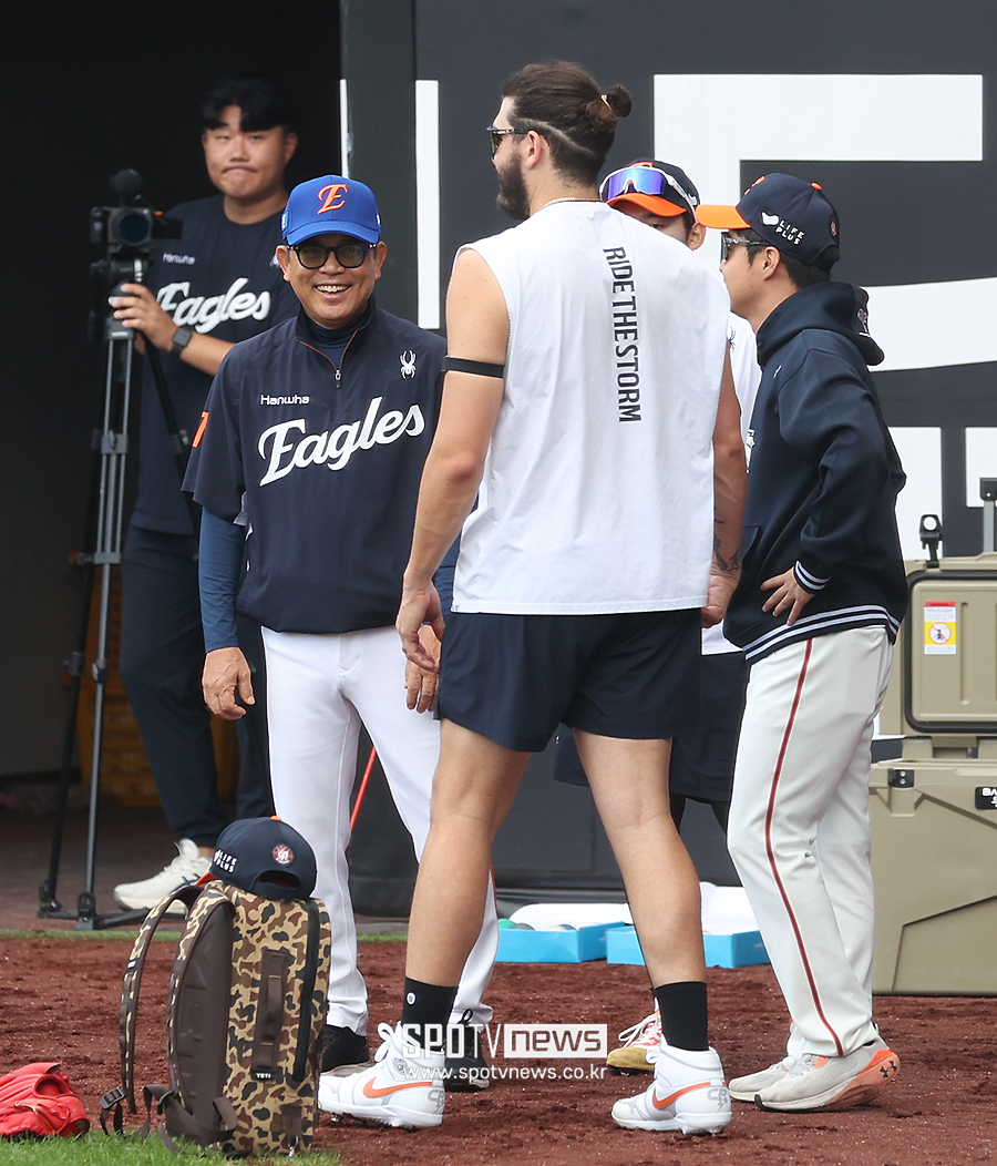 ▲ 양상문 코치 폰세 ⓒ곽혜미 기자