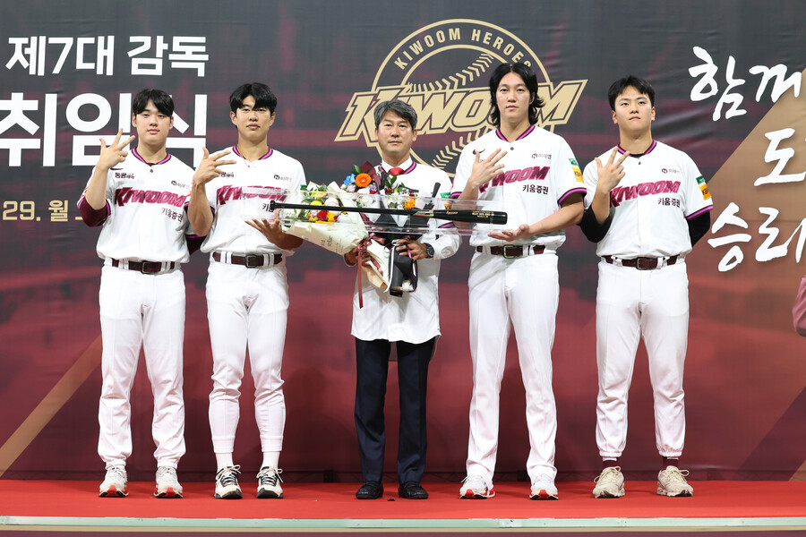 ▲ 왼쪽부터 키움 히어로즈 정현우, 송성문, 설종진 감독, 안우진, 김건희 ⓒ키움 히어로즈