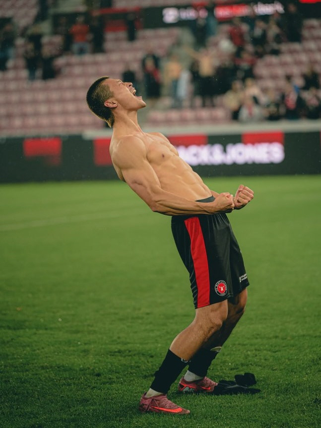 ▲ 조규성의 최근 활약은 단순한 득점 행진 이상의 감동을 준다. 부상과 합병증, 449일의 공백, 체중 급감과 뼈를 깎는 재활을 딛고 다시 정상 무대에 선 것이다. 지금도 여전히 경기력을 끌어올리는 과정에 있지만, 복귀 이후 미트윌란의 핵심 공격수로 자리매김하고 있다. ⓒ미트윌란