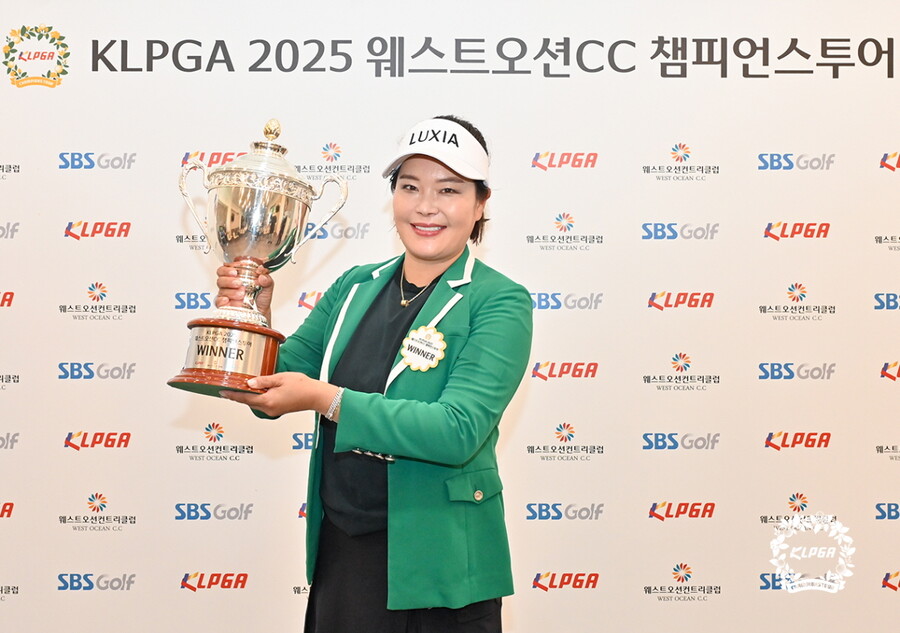 KLPGA 2025 웨스트오션CC 챔피언스투어 7차전 최혜정, 시즌 2승과 함께 2년 연속 상금왕 확정 ⓒKLPGA