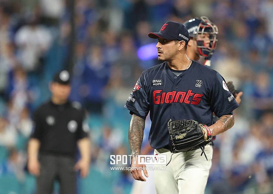 ▲ 벨라스케즈는 구속은 빠르지 않았지만 변화구와 커맨드의 호조로 한화 타선을 잡아냈다 ⓒ곽혜미 기자