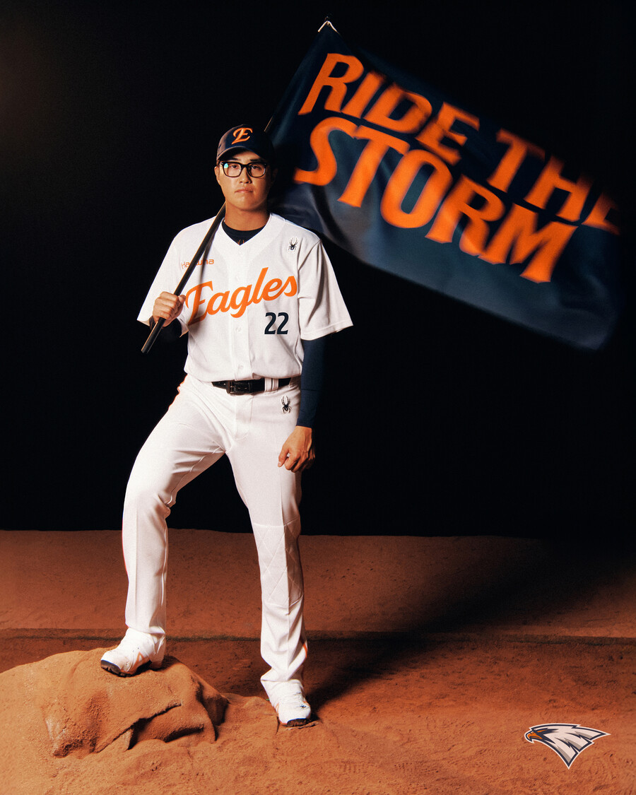 ▲ 'RIDE THE STORM' 깃발을 든 한화 주장 채은성. ⓒ 한화 이글스