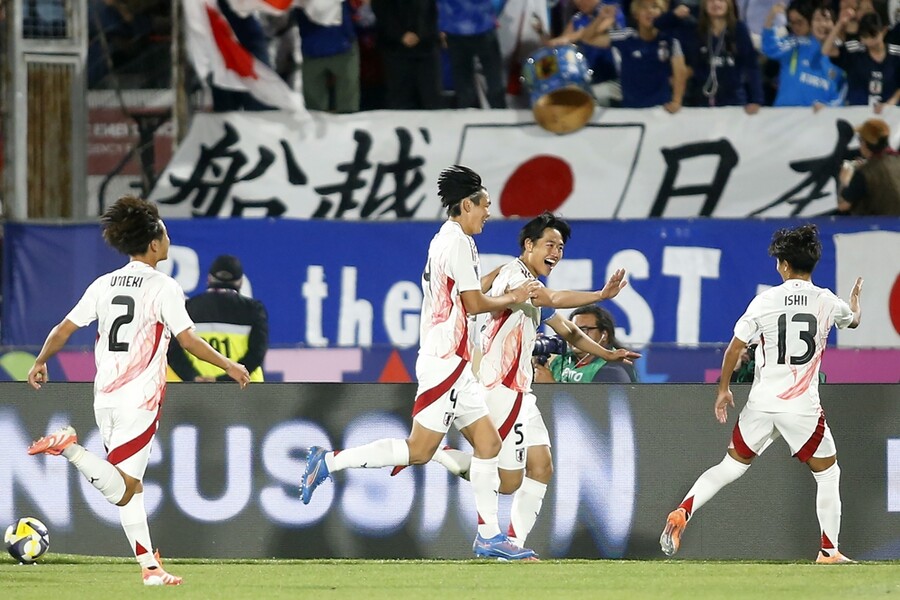 ▲ 일본은 U-20 월드컵 개최국 칠레를 2-0으로 눌렀다. 1차전에서 이집트를 2-0으로 완파한 데 이어, 이날 2연승을 달리며 승점 6점으로 선두에 올라 16강 진출을 확정했다. ⓒ 연합뉴스/EPA