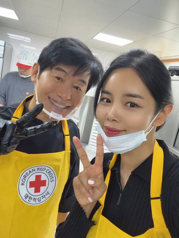 ▲ 가수 조정민(오른쪽)이 이연복 셰프 등과 함께 추석을 맞아 취약계층 세대들에게 나눔 봉사 활동을 벌였다. 제공|대한적십자사