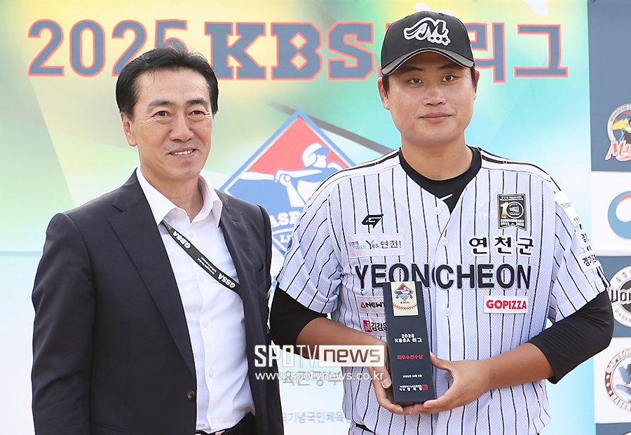 ▲ 경기도소프트볼협회 마용철 부회장 연천 미라클 진현우 ⓒ곽혜미 기자