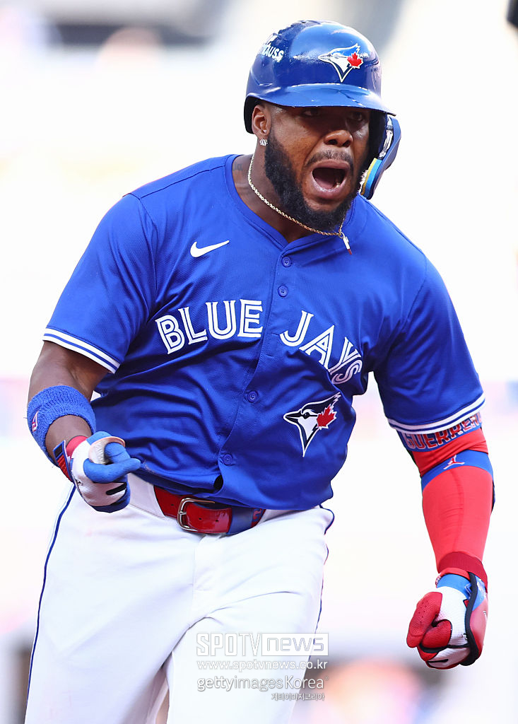 포효하는 블라디미르 게레로 주니어.