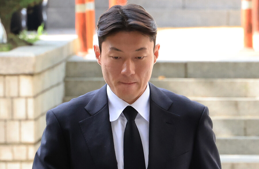 ▲ 축구선수 황의조씨가 4일 서울 서초구 서울중앙지법에서 열린 성폭력범죄의 처벌 등에 관한 특례법 위반(카메라 등 이용촬영) 혐의 2심 선고재판에서 징역형 집행유예 선고를 받고 법원을 나서며 기자의 질문에 답하고 있다. ⓒ연합뉴스