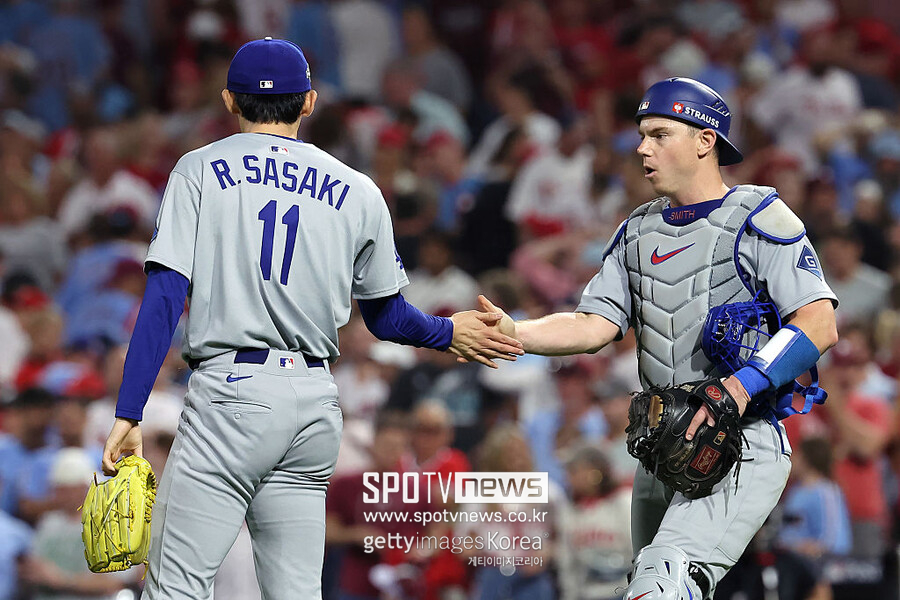 ▲ 사사키 로키와 윌 스미스. 사사키는 7일 디비전시리즈 2차전에서 4-3으로 앞선 9회 2사 1, 3루 위기를 막고 세이브를 올렸다.