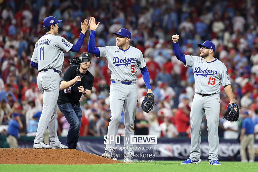 ▲ 경기가 끝난 뒤 기뻐하는 사사키 로키와 프레디 프리먼, 맥스 먼시(왼쪽부터).