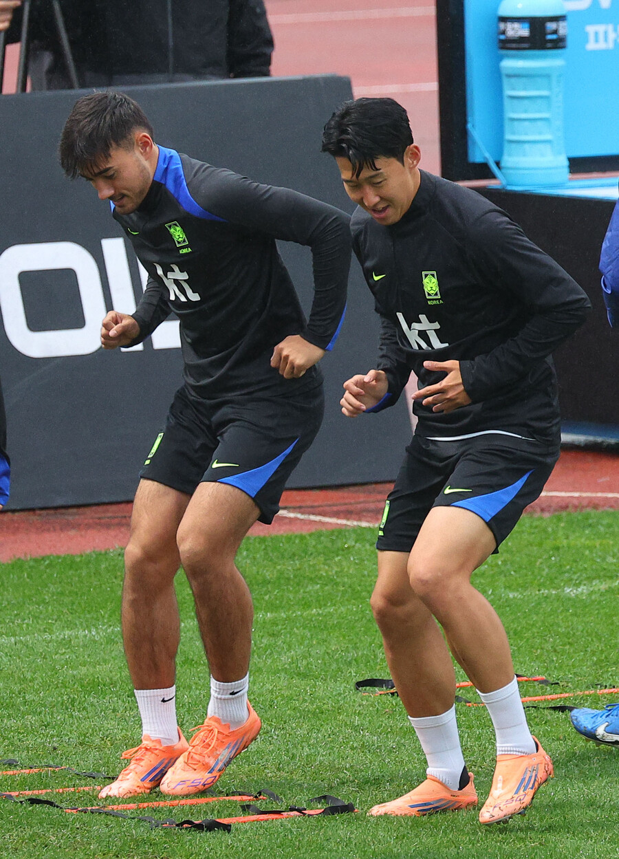 ▲ 대한민국 축구 국가대표팀 손흥민과 옌스 카스트로프가 7일 고양종합운동장 보조구장에서 열린 축구 대표팀 오픈 트레이닝에서 훈련하고 있다. ⓒ연합뉴스