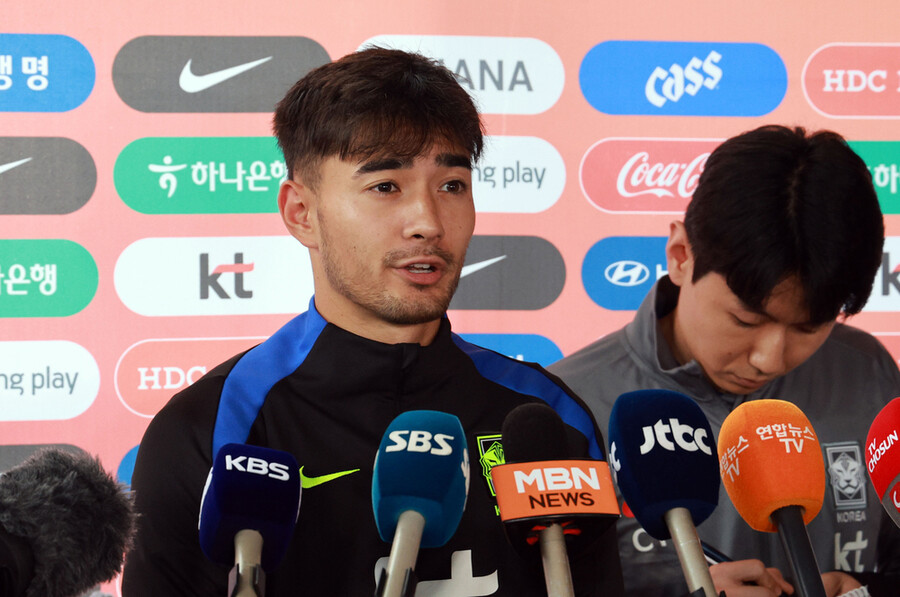 ▲  '태극전사' 옌스 카스트로프가 7일 경기 고양시 일산서구 고양종합운동장 보조구장에서 취재진 질문에 답하고 있다. ⓒ연합뉴스