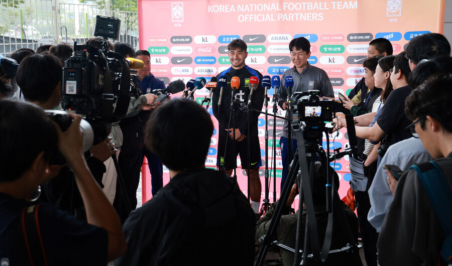 ▲ '태극전사' 옌스 카스트로프가 7일 경기 고양시 일산서구 고양종합운동장 보조구장에서 취재진 질문에 답하고 있다. ⓒ연합뉴스