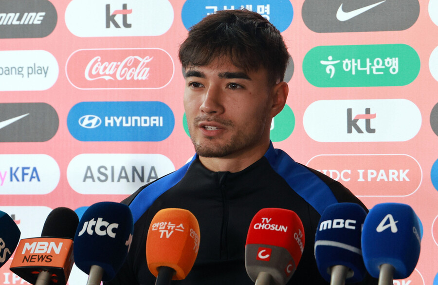 ▲ '태극전사' 옌스 카스트로프가 7일 경기 고양시 일산서구 고양종합운동장 보조구장에서 취재진 질문에 답하고 있다. ⓒ연합뉴스