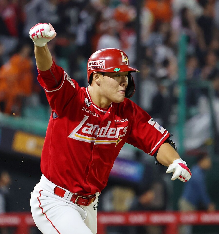 ▲ 1일 인천 한화전에서 정규시즌 우승 판도를 결정하는 극적인 끝내기 홈런을 치는 등 강한 임팩트를 남기고 있는 이율예 ⓒ연합뉴스