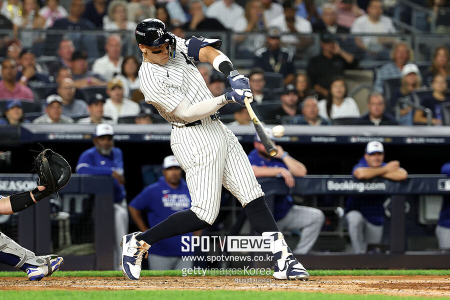 ▲ 토론토와 디비전시리즈 3차전에서 경기를 원점으로 돌리는 동점 3점 홈런을 터뜨린 애런 저지