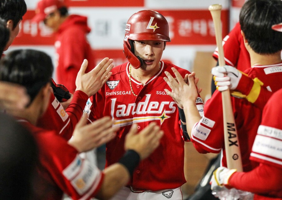 ▲ 시즌 중반 극심한 타격 슬럼프에서 벗어난 최지훈은 9~10월 절정의 활약을 하며 팀의 3위 굳히기에 큰 힘을 보탰다 ⓒSSG랜더스