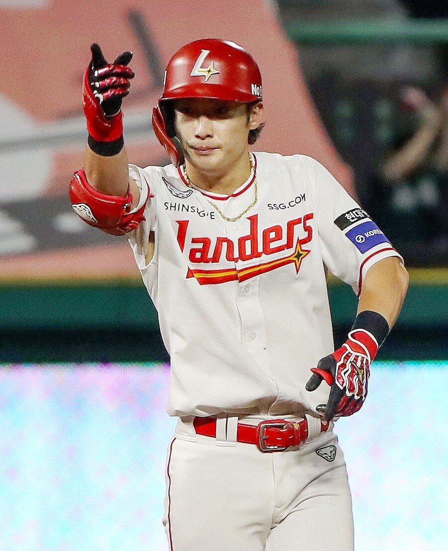 ▲ 시즌 중반의 시련을 이겨내고 더 나은 타자로서의 가능성을 내비치고 있는 최지훈 ⓒSSG랜더스