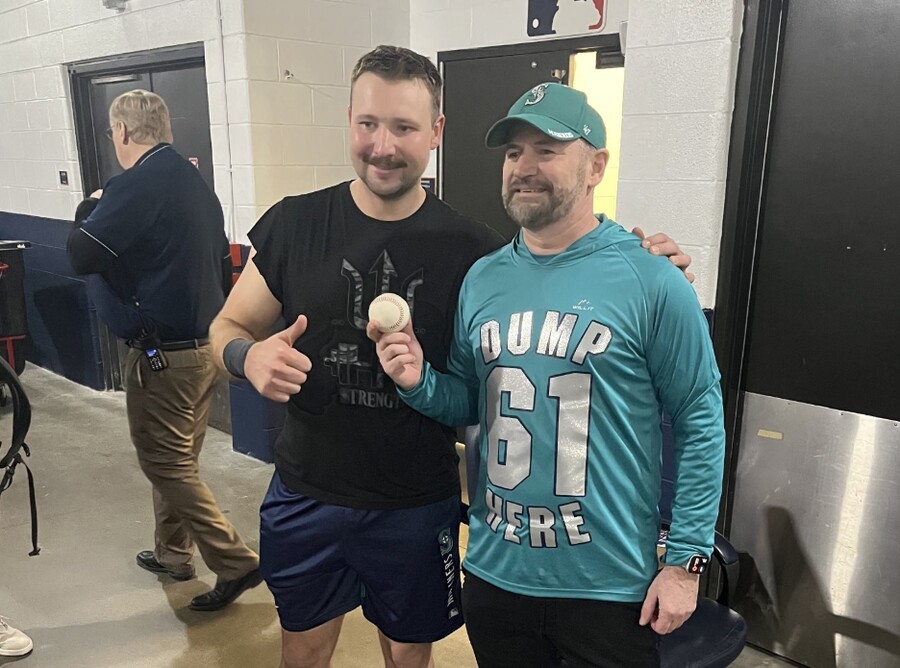 ▲ 칼 랄리와 그의 홈런 공을 잡은 제임스 터너. ⓒSNS 캡처