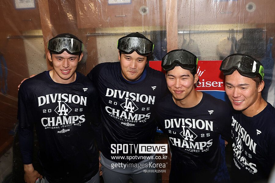 ▲ 다저스의 일본인 선수들은 연일 스포트라이트를 장식하고 있으나 김혜성은 아직 포스트시즌 무대를 밟지 못했다