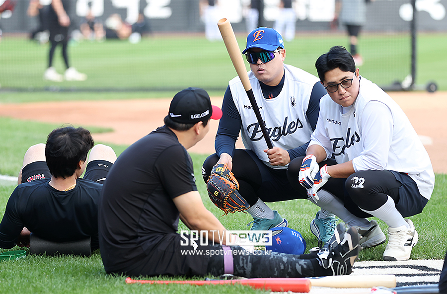 ▲ 어쩌면 한국시리즈에서 다시 만날 수 있는 사람들. LG 김현수(왼쪽 두 번째)와 한화 류현진(왼쪽 세 번째) 채은성(오른쪽 끝). ⓒ곽혜미 기자