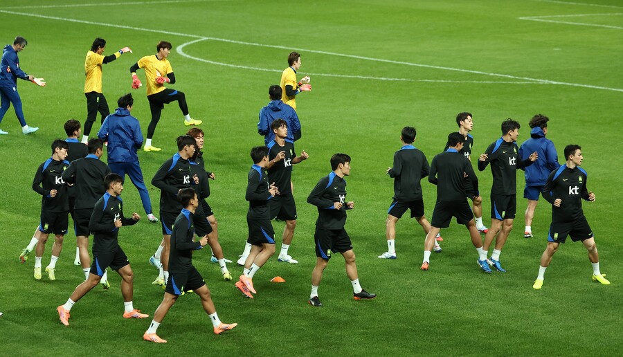 ▲ 대한민국 축구 국가대표팀 선수들이 9일 서울월드컵경기장에서 공식 훈련을 하고 있다. ⓒ연합뉴스