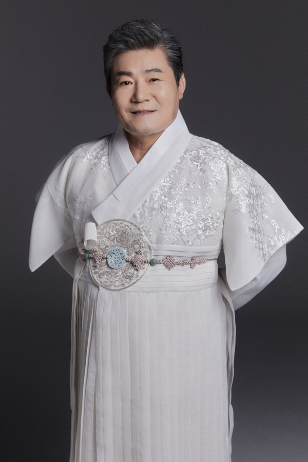 ▲ 13일 방송되는 '가요무대'에 후배들과 무대를 꾸미는 진성. 제공|토탈셋