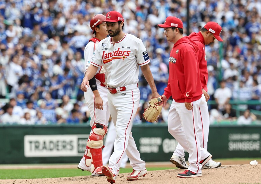 ▲ 화이트의 부족한 수비 및 주자 견제 문제는 포스트시즌에서 큰 불씨로 번질 가능성을 가지고 있다 ⓒ연합뉴스