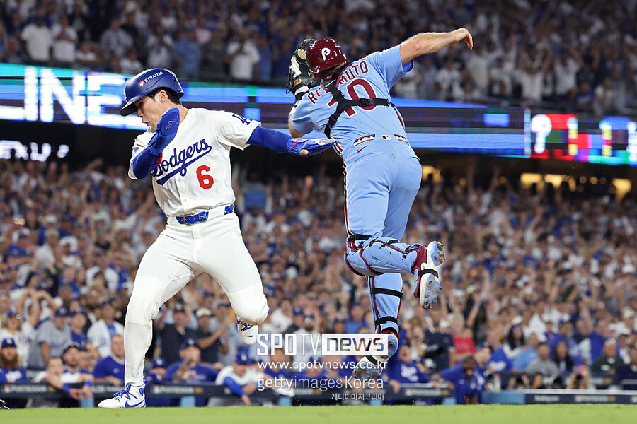 ▲ 김혜성이 10일 필라델피아와 디비전시리즈 4차전에서 결승 득점을 올리고 있다