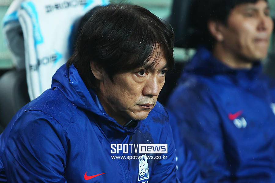 ▲ 계속되는 실점에 백4로 전환할 생각이 없었느냐는 질문에는 "상대 공격수들이 스트라이커보다는 내려와서 본인들이 볼을 운반했다. 그러다보니 수비수들이 결과적으로 맨투맨을 하기보다는 밀렸다"며 "중간에 백4로 바꾸려고도 했다. 하지만 경기 자체적으로 결과도 중요하지만, 백5로 가는 게 낫다고 생각했다"라고 언급했다.  ⓒ곽혜미 기자