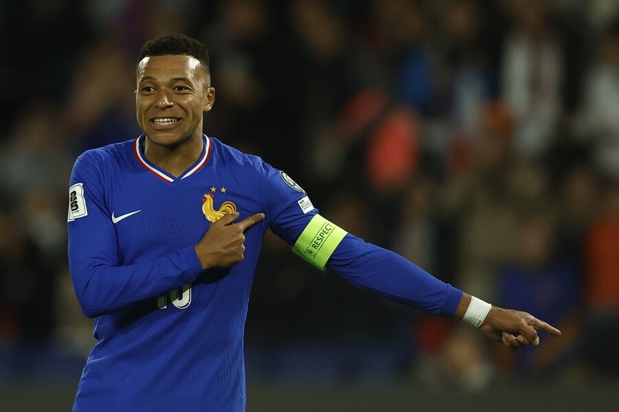 ▲ 아스는 음바페가 현 시점 세계 최고다. 이의를 제기할 이유가 없다. 음바페의 놀라운 골은 모든 것을 드리블로 제치고 나왔다. 현재 폼은 정말 놀랐다고 극찬했다. 음바페는 현재 공식전 10경기 연속 득점으로 이러한 평가를 정당화하고 있다.  ⓒ연합뉴스/EPA