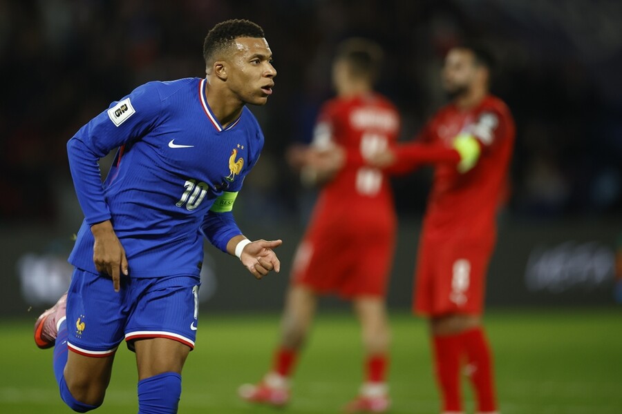 ▲ 아스는 음바페가 현 시점 세계 최고다. 이의를 제기할 이유가 없다. 음바페의 놀라운 골은 모든 것을 드리블로 제치고 나왔다. 현재 폼은 정말 놀랐다고 극찬했다. 음바페는 현재 공식전 10경기 연속 득점으로 이러한 평가를 정당화하고 있다.  ⓒ연합뉴스/EPA