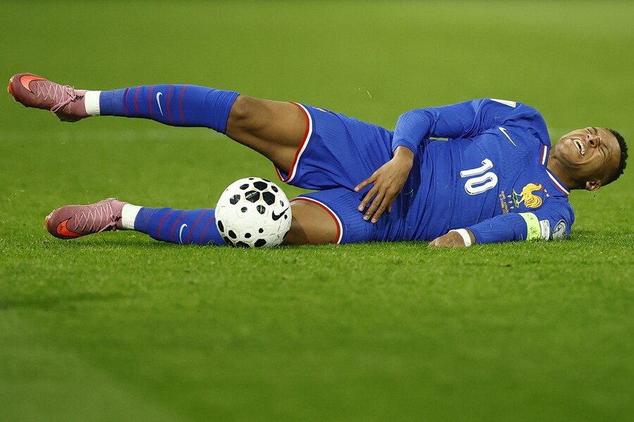 ▲ 아스는 음바페가 현 시점 세계 최고다. 이의를 제기할 이유가 없다. 음바페의 놀라운 골은 모든 것을 드리블로 제치고 나왔다. 현재 폼은 정말 놀랐다고 극찬했다. 음바페는 현재 공식전 10경기 연속 득점으로 이러한 평가를 정당화하고 있다.  ⓒ연합뉴스/EPA