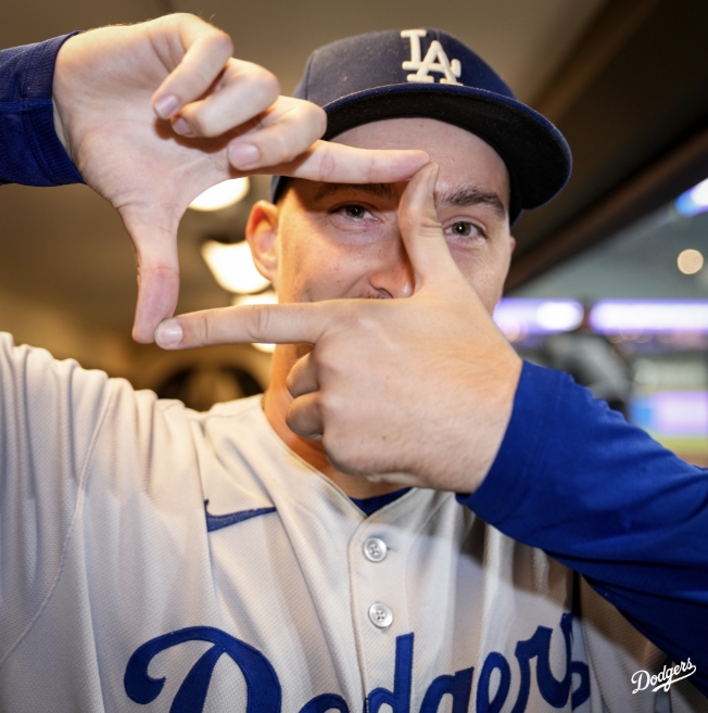 ▲ 밀워키 브루어스와 내셔널리그 챔피언십시리즈 1차전이 끝나고 찰칵 세리머니로 손흥민을 찾은 블레이크 스넬. ⓒLA다저스 SNS