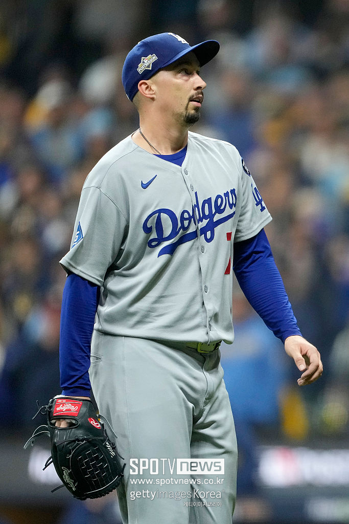 블레이크 스넬은 포스트시즌 역사상 8이닝 이상 무실점, 1피안타 이하, 무사사구, 10탈삼진 이상을 기록한 최초의 투수가 됐다.