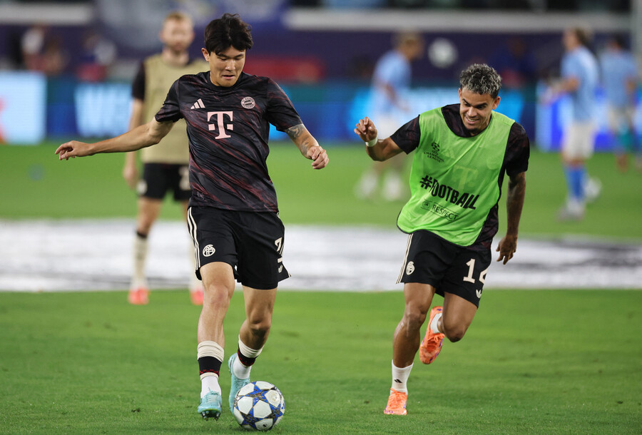 ▲ 한 번 더 이탈리아 무대로 돌아가 입지를 되찾을지는 곧 다가올 겨울 이적시장에서 김민재가 답을 내놓을 예정이다. 그때까지 뮌헨에서 기회가 돌아오길 기다리며 주전 경쟁에 최선을 다해야 한다. 아직은 김민재에게 돌아갈 출전 시간이 너무도 부족한 게 사실이다. ⓒ 연합뉴스/REUTERS