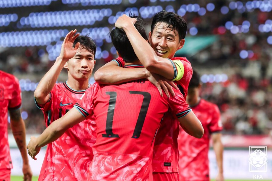 ▲ 홍명보 감독에게 남은 시간은 한 달. 브라질전 대패로 드러난 불안 요소를 수습하고 11월 2연전에서 안정적인 결과를 내야 한다. 브라질전 패배에도 랭킹이 오르는 운이 도왔지만, 월드컵 조 추첨에서 웃기 위해선 더 이상의 패배는 허락되지 않는다. ⓒ대한축구협회