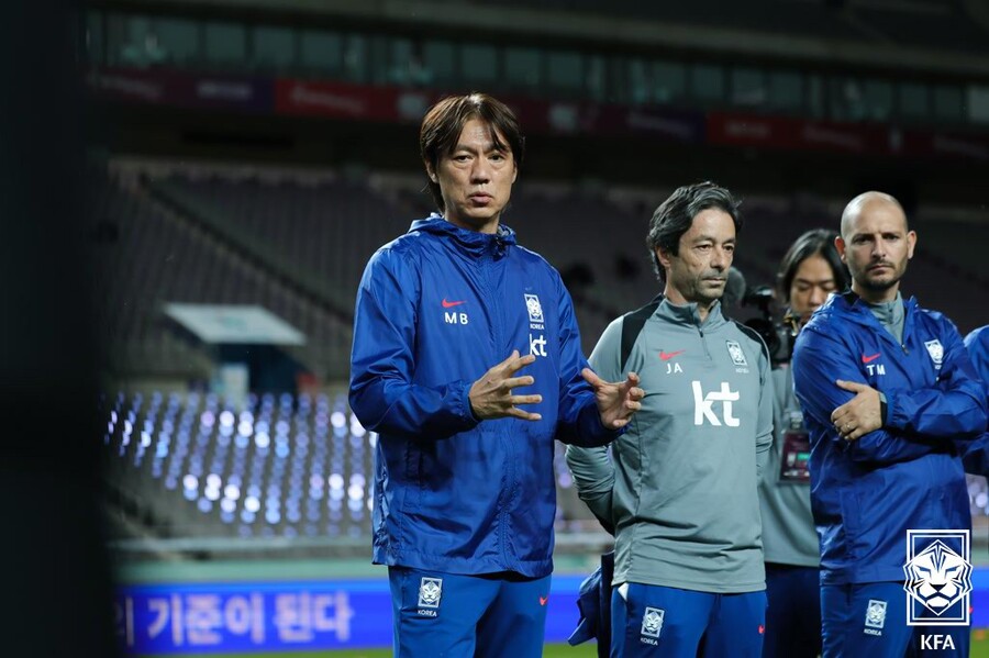 ▲ 홍명보 감독에게 남은 시간은 한 달. 브라질전 대패로 드러난 불안 요소를 수습하고 11월 2연전에서 안정적인 결과를 내야 한다. 브라질전 패배에도 랭킹이 오르는 운이 도왔지만, 월드컵 조 추첨에서 웃기 위해선 더 이상의 패배는 허락되지 않는다. ⓒ대한축구협회