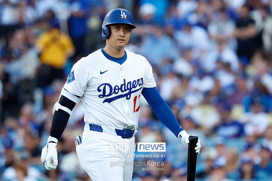 ▲ 올해 포스트시즌 1할대 타율에 그치며 우려를 사고 있는 오타니 쇼헤이가 루틴을 버리고 야외 타격 훈련에 나섰다.