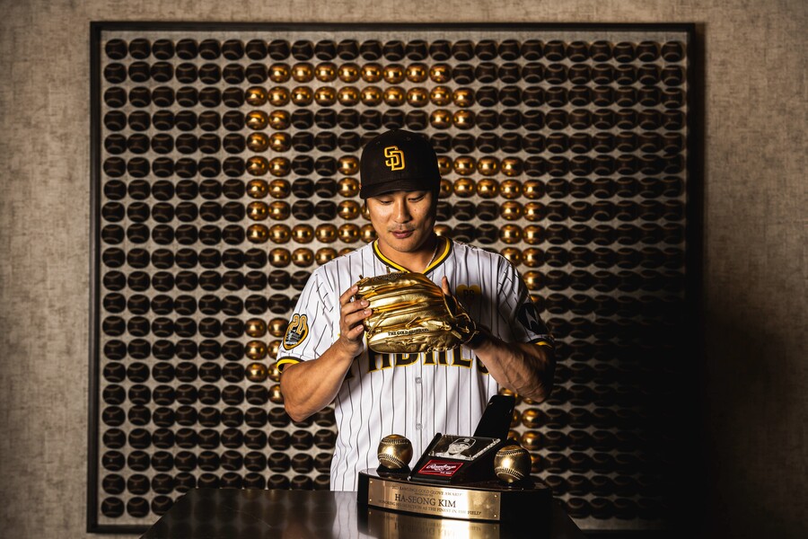 ▲ 2023년 내셔널리그 유틸리티 부문 골드글러브를 수상한 김하성이 골드글러브를 착용하고 있다. ⓒ샌디에이고 파드리스 공식 SNS