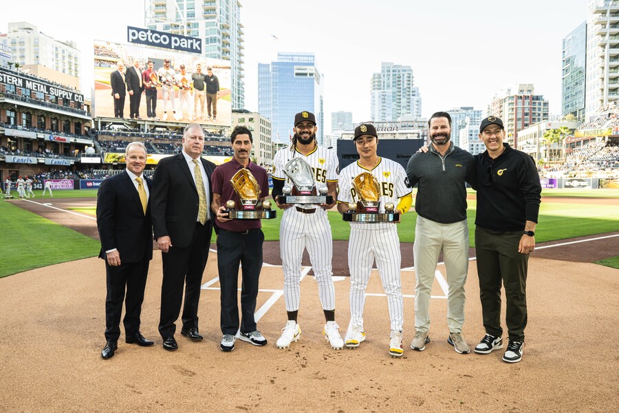 ▲ 2023년 내셔널리그 유틸리티 부문 골드글러브를 수상한 김하성(오른쪽에서 세 번째)과 페르난도 타디스 주니어(김하성 왼쪽)가 필라델피아전에 앞서 트로피를 수여 받았다. ⓒ샌디에이고 파드리스 공식 SNS