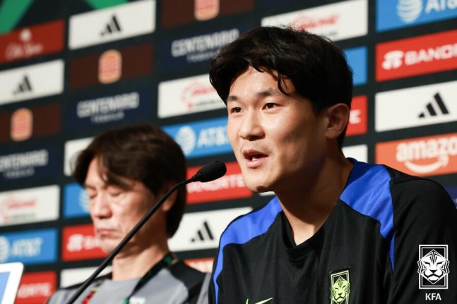 ▲ 지난 시즌 아킬레스건 문제로 고전했던 김민재가 또다시 부상으로 쓰러지자 독일 현지에서도 긴장감이 고조됐지만, 다행히도 빠른 복귀가 가능하다는 전망이 나왔다. 하지만 이번에는 어깨까지 통증을 호소하면서 10월 A매치 소집을 앞둔 리그 경기에 결장해 우려를 안긴다.  ⓒ대한축구협회