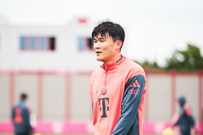 ▲ 지난 시즌 아킬레스건 문제로 고전했던 김민재가 또다시 부상으로 쓰러지자 독일 현지에서도 긴장감이 고조됐지만, 다행히도 빠른 복귀가 가능하다는 전망이 나왔다. 하지만 이번에는 어깨까지 통증을 호소하면서 10월 A매치 소집을 앞둔 리그 경기에 결장해 우려를 안긴다. ⓒ 바이에른 뮌헨