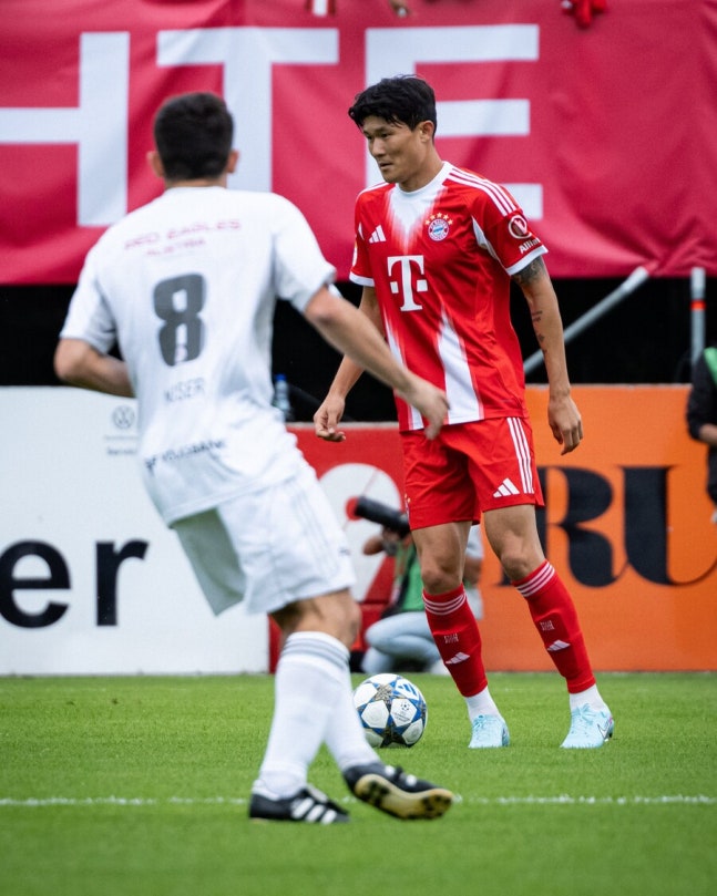 ▲ 지난 시즌 아킬레스건 문제로 고전했던 김민재가 또다시 부상으로 쓰러지자 독일 현지에서도 긴장감이 고조됐지만, 다행히도 빠른 복귀가 가능하다는 전망이 나왔다. 하지만 이번에는 어깨까지 통증을 호소하면서 10월 A매치 소집을 앞둔 리그 경기에 결장해 우려를 안긴다. ⓒ 바이에른 뮌헨