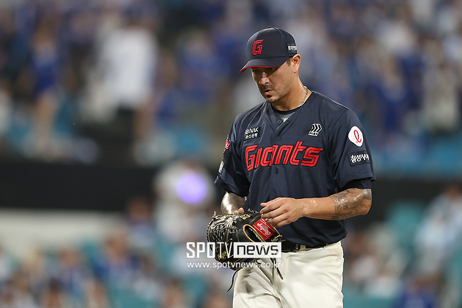 ▲ 롯데의 시즌 막판 가장 큰 한숨으로 작용하며 고개를 숙인 메이저리그 38승 경력의 빈스 벨라스케즈 ⓒ곽혜미 기자