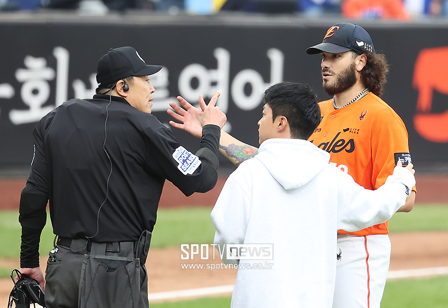 ▲ 한화 코디 폰세와 박기택 심판위원 ⓒ곽혜미 기자