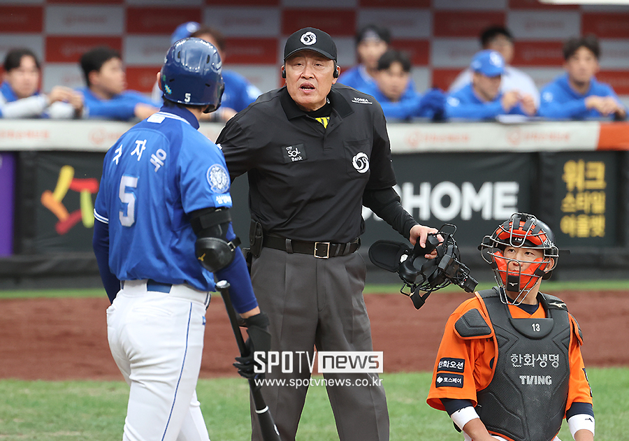 ▲ 박기택 주심 구자욱 ⓒ곽혜미 기자