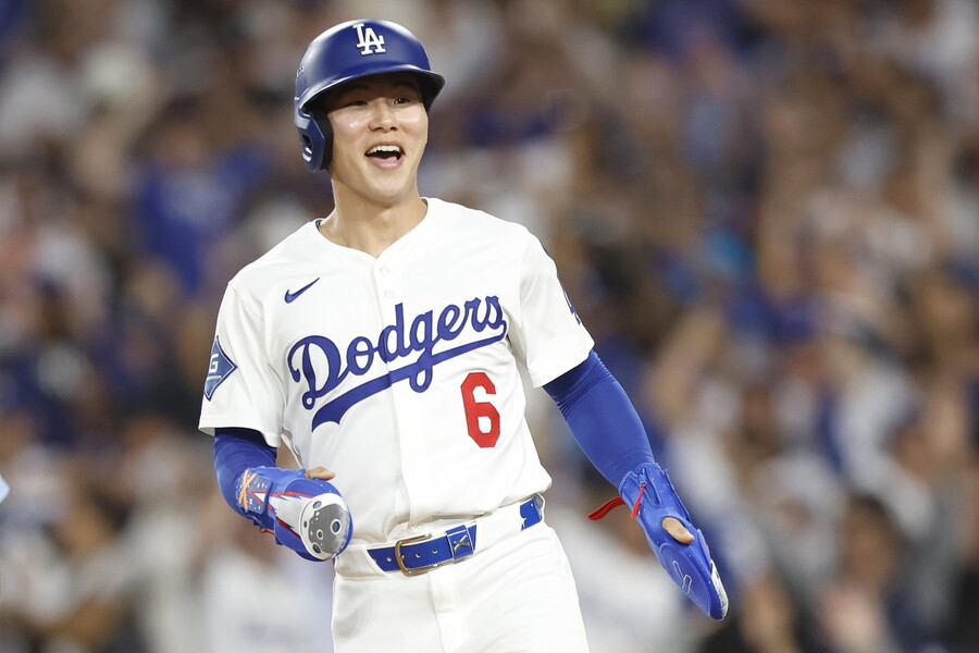 ▲ 포스트시즌 들어 출전이 뜸하지만 그래도 내색하지 않고 팀을 위해 집중하고 있는 김혜성 ⓒ연합뉴스/EPA