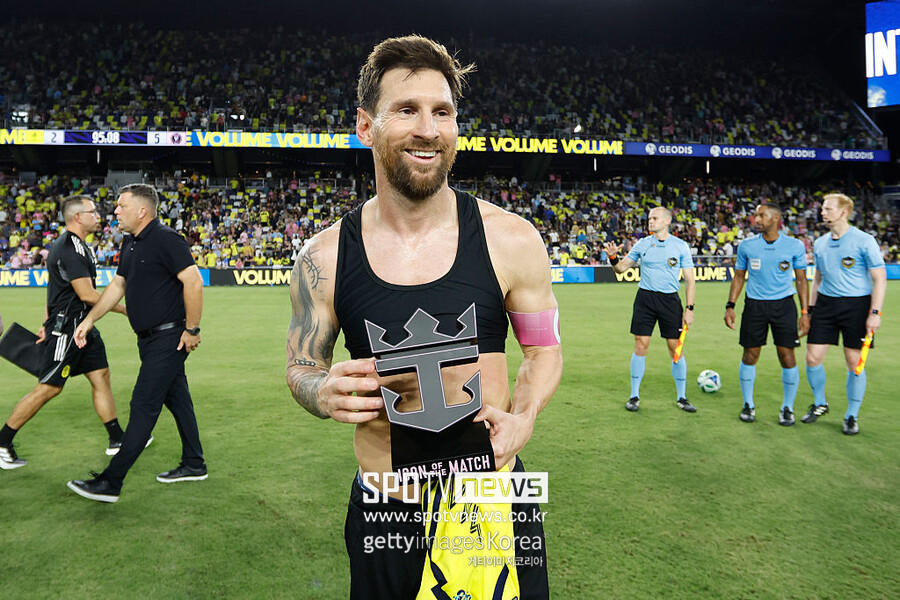 ▲ 메시는 득점왕을 확정한 해트트릭으로 올 시즌에만 열번째 멀티골을 작성했다. 이는 리그 역사상 단일 시즌 최다 기록이다. 기존 기록은 스턴 존(1998), 마마두 디알로(2000), 즐라탄 이브라히모비치(2019)가 세운 8회였다. 또한 메시의 시즌 성적은 29골 19도움으로 공격포인트 48개에 달한다.