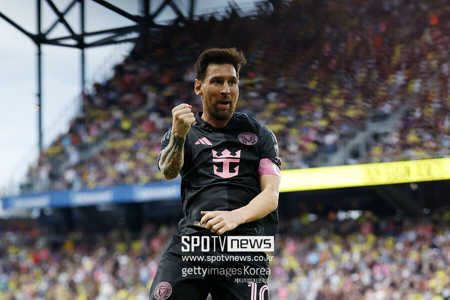 ▲ 메시는 득점왕을 확정한 해트트릭으로 올 시즌에만 열번째 멀티골을 작성했다. 이는 리그 역사상 단일 시즌 최다 기록이다. 기존 기록은 스턴 존(1998), 마마두 디알로(2000), 즐라탄 이브라히모비치(2019)가 세운 8회였다. 또한 메시의 시즌 성적은 29골 19도움으로 공격포인트 48개에 달한다.